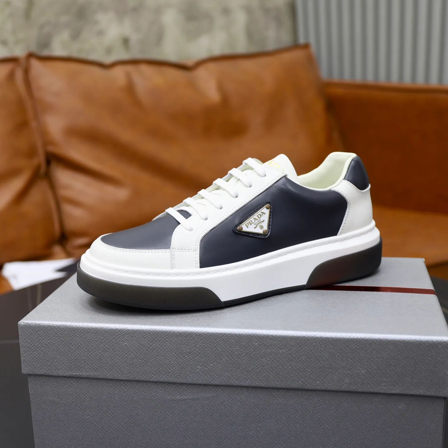 Factory price: 720💰Top original order Brand: PRADA (Prada) Standard code: Men's size 38/44 (45 can be customized) Grade: Same as the official website Material: Original cowhide stitching imported cowhide lining Original combination two-color wear-resistant soft outsole Style category: Leisure and sports version Young fashion European and American trend British style Color: Actual picture color